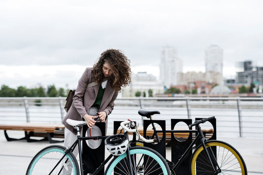 5 Must-Have Items for Your Urban Commute on Two Wheels