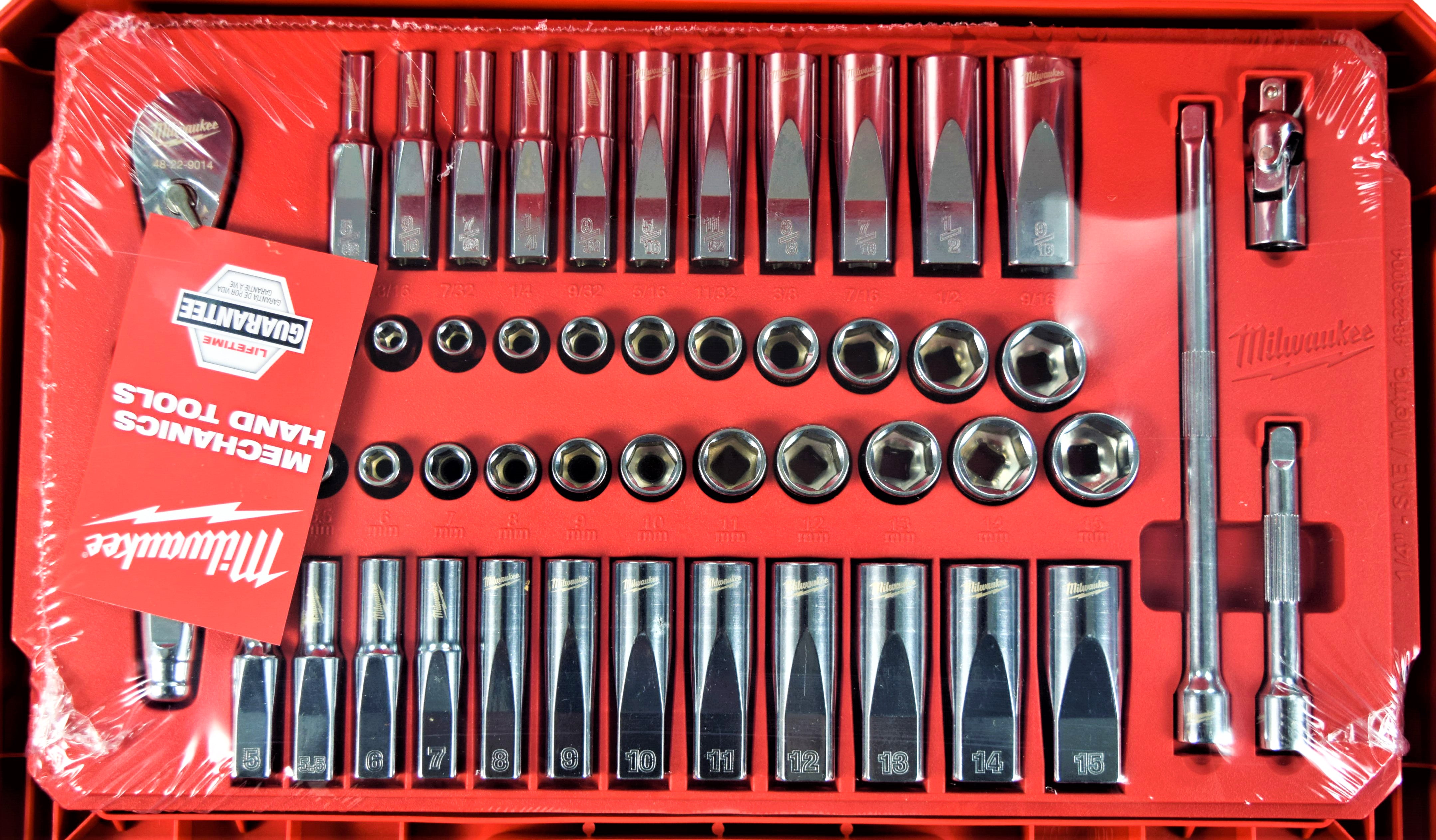 Milwaukee Electric Tools 48-22-9004 1/4in Ratchet & Socket Set - SAE & Metric