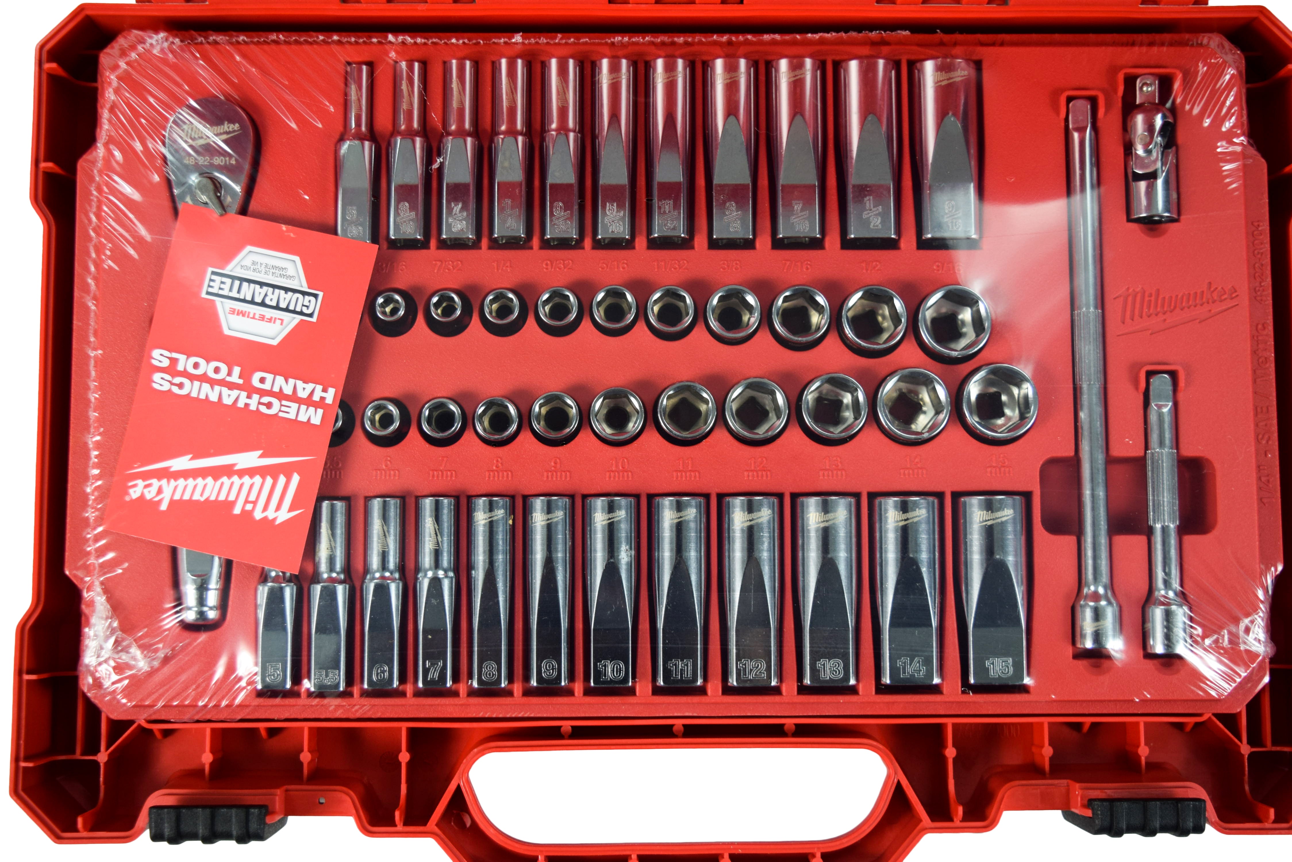Milwaukee Electric Tools 48-22-9004 1/4in Ratchet & Socket Set - SAE & Metric