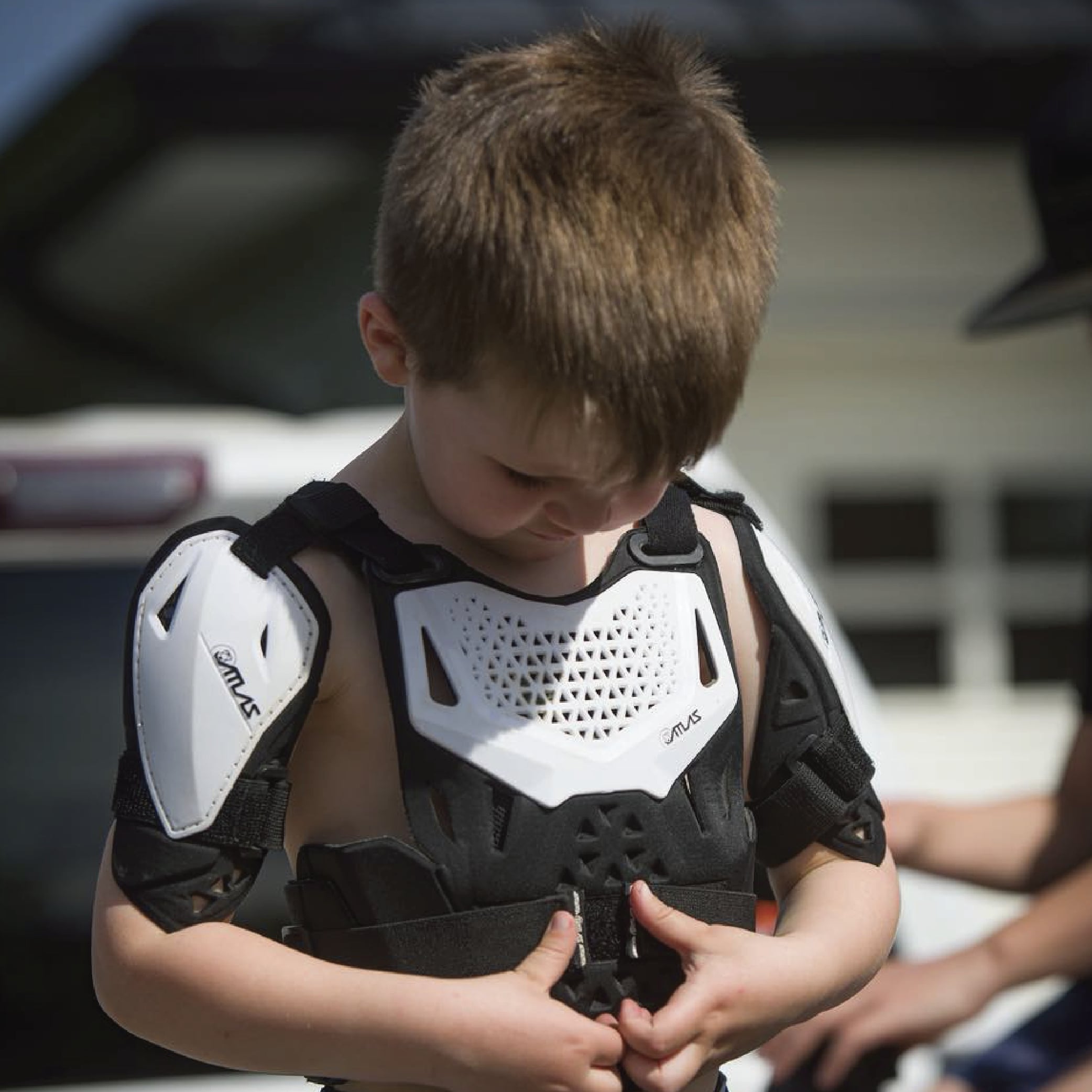 Atlas Charger PeeWee White + Shoulders A1020-00-000 - CE Certified Youth Neck Brace with Adjustable Shoulder Pads, Lightweight Design, Impact-Resistant Protection for Motocross, BMX, and Extreme Sports