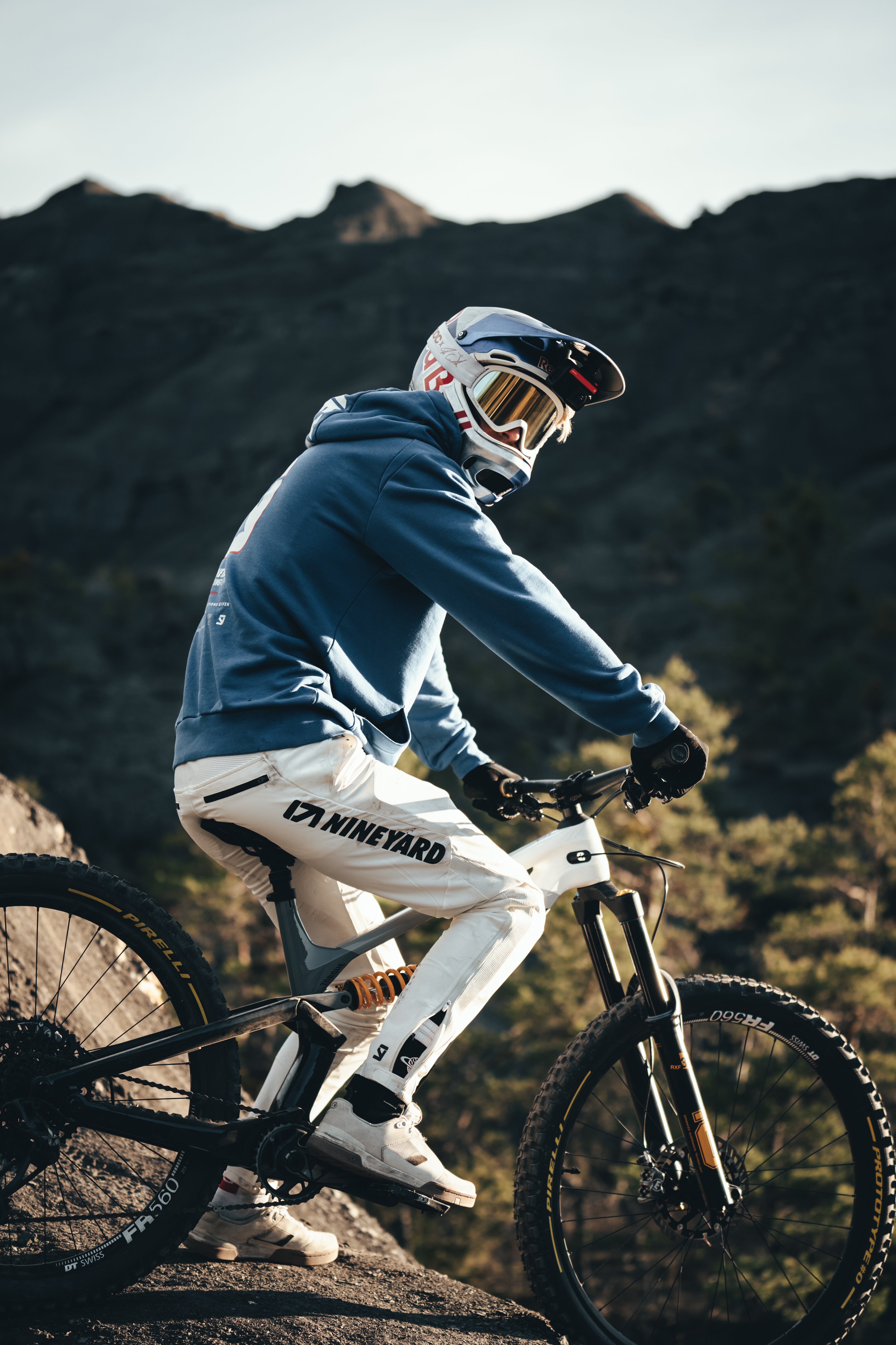 Pirelli Cinturato Gravel M TLR 40-622 (700 x 40c) Race Bicycle Tire & 33/45-622 Presta Cinturato SmarTUBE - SpeedGrip Compound, Tubeless Ready Bike Tire with Keychain (2 Pack Tires & Tubes)