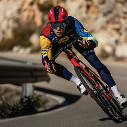 Pirelli P ZERO Race TLR Classic 26-622 (700x26c) Road Bike Tire - Tubeless Ready, Lightweight, High-Performance Bicycle Tire for Road Racing & Training – Tan Sidewall, SmartEVO Compound w/Keychain