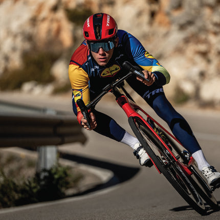 Pirelli Cinturato Velo TLR Reflective 35-622 (700 x 35c) Road Bicycle Tire - Great for Long-Distances and Various Terrains - Armour Tech, Clincher Type, Tubeless Ready Bike Tire with Keychain 700x35c